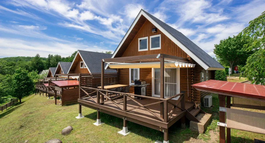 宿泊施設改装後のテラス外観