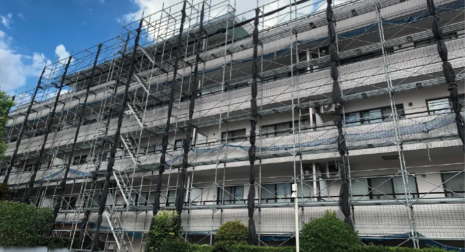 足場を組んだマンション改修工事