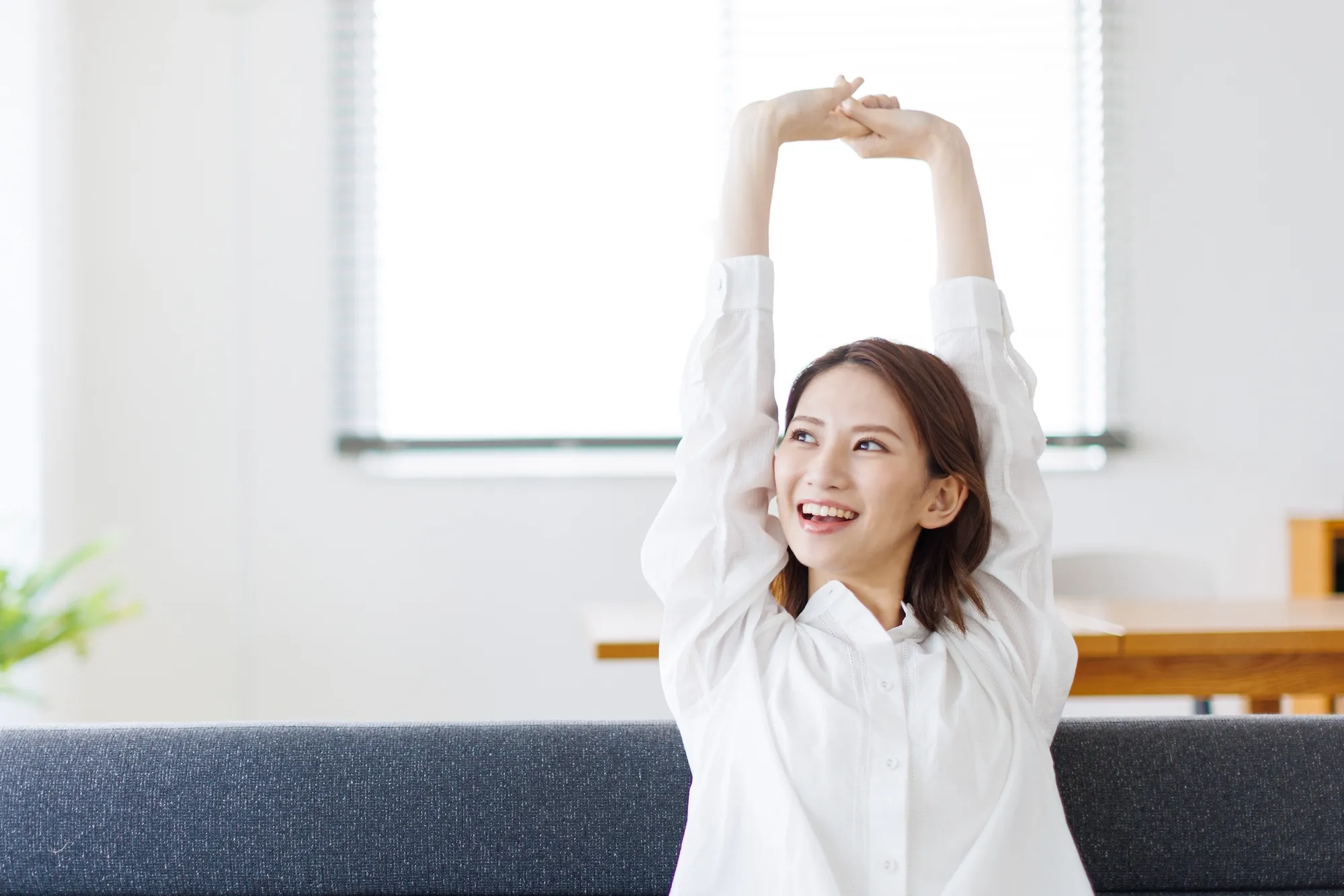 快適な室内でくつろぐ女性