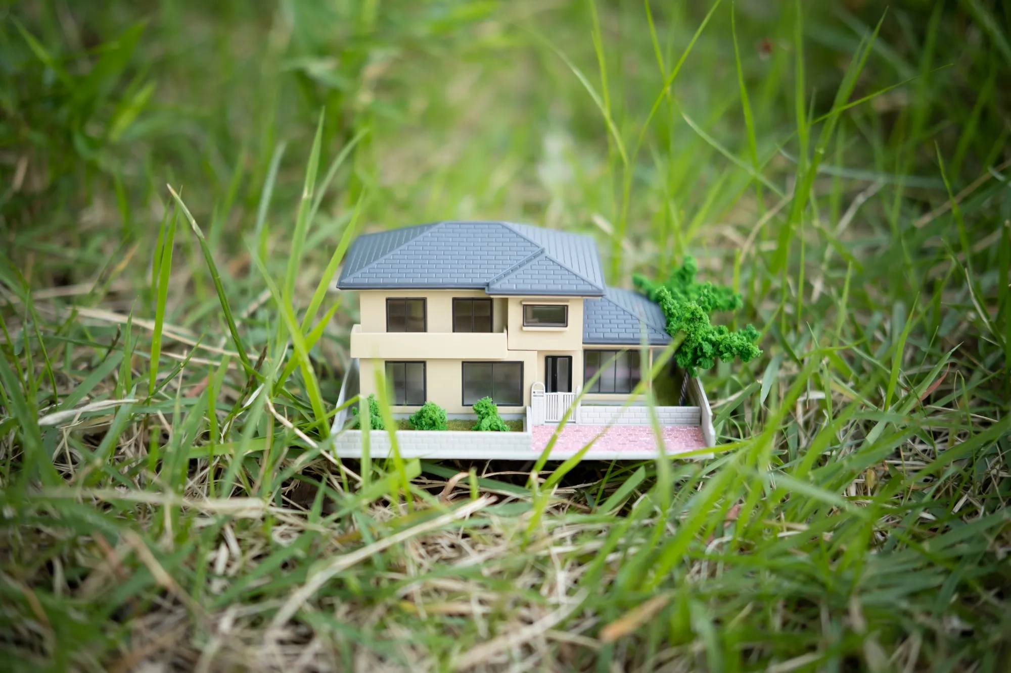 相続した空き家の賢い処分方法|売却・解体・寄付のメリットとデメリット