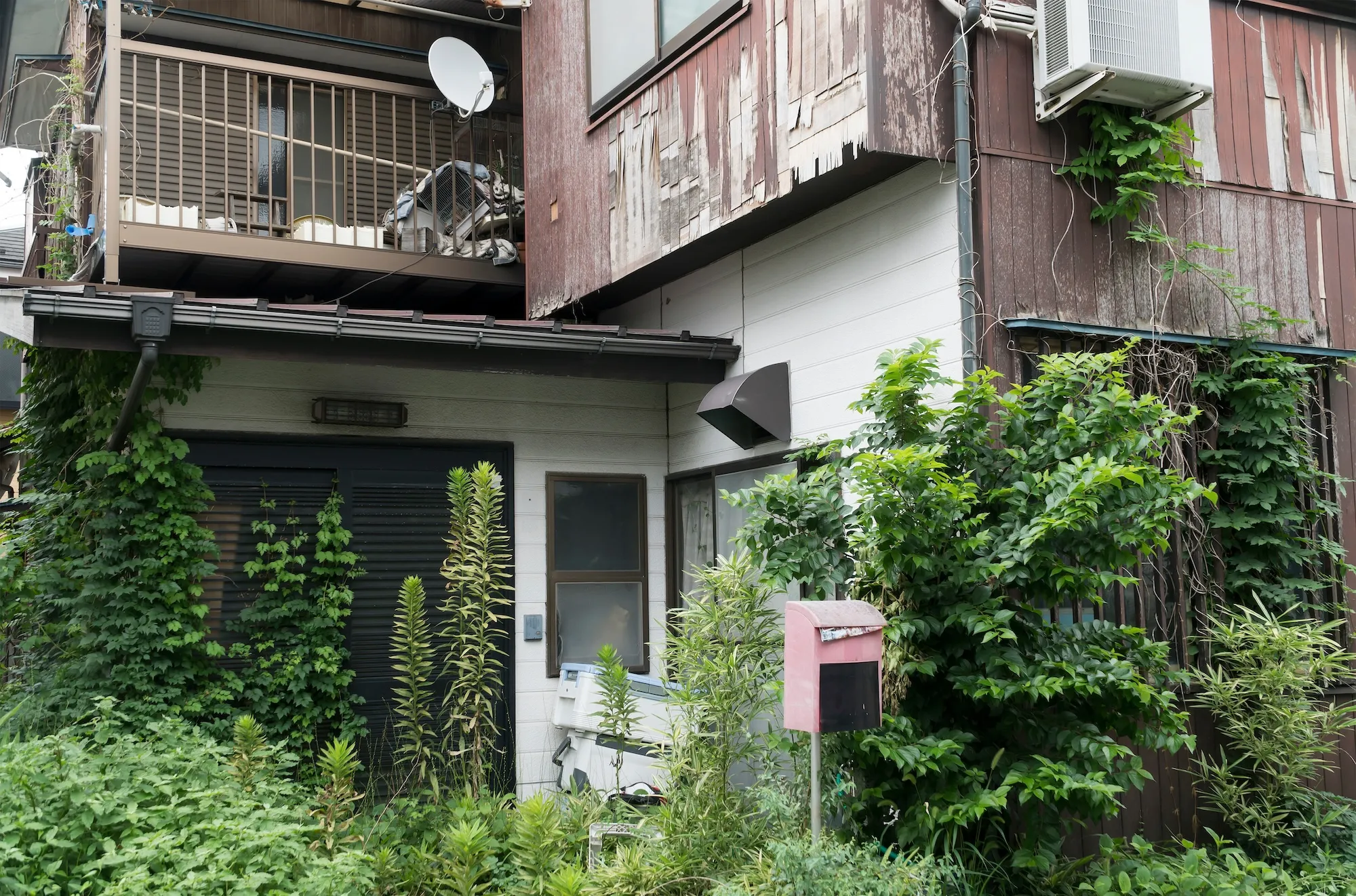 放置され劣化が進んだ空き家