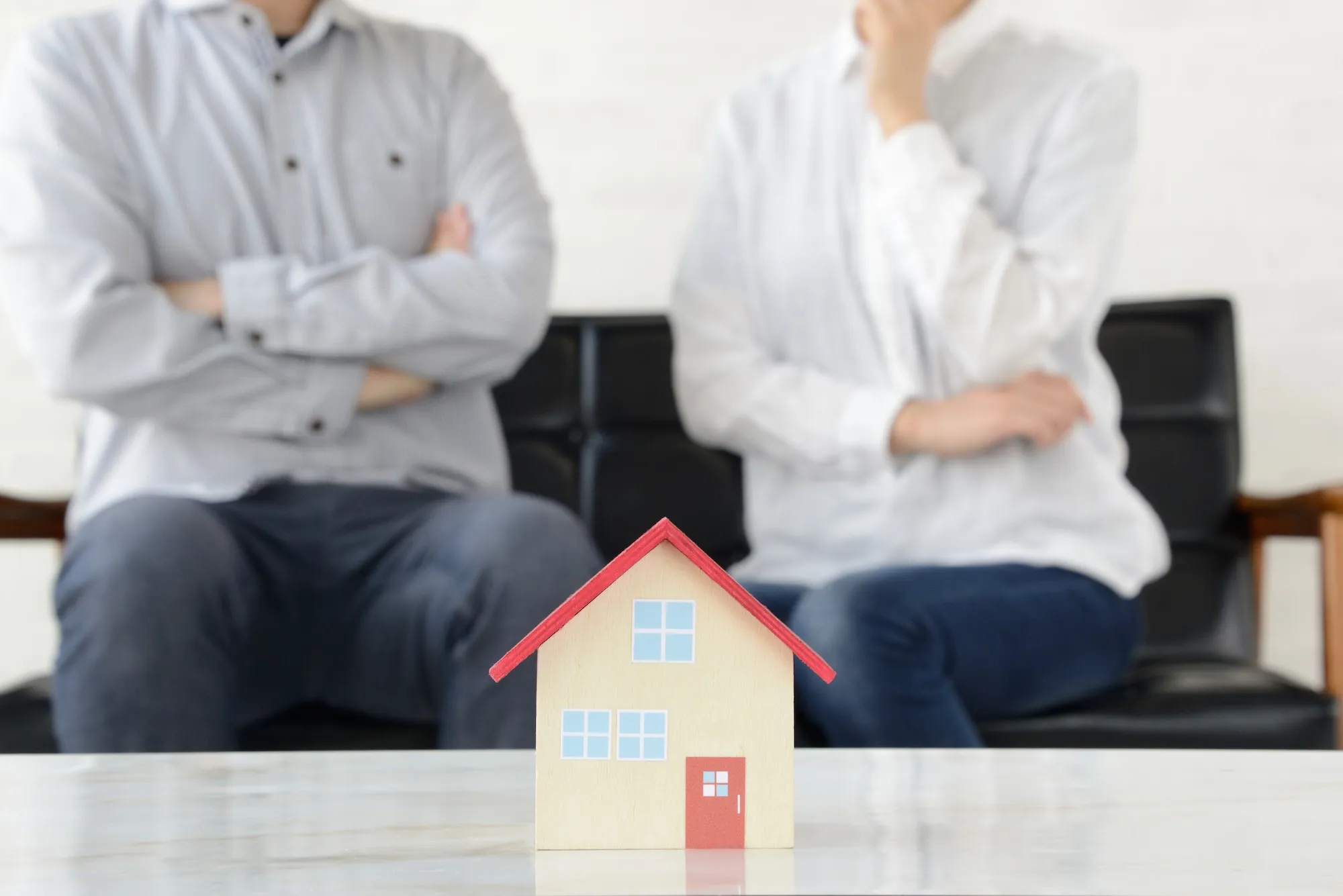 空き家に関して悩む夫婦