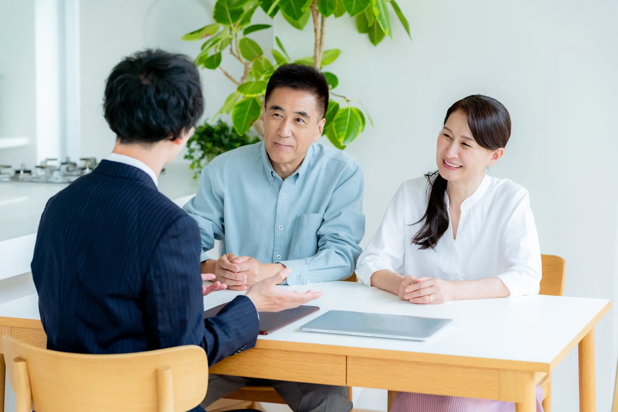 空き家対策について相談するシニア夫婦
