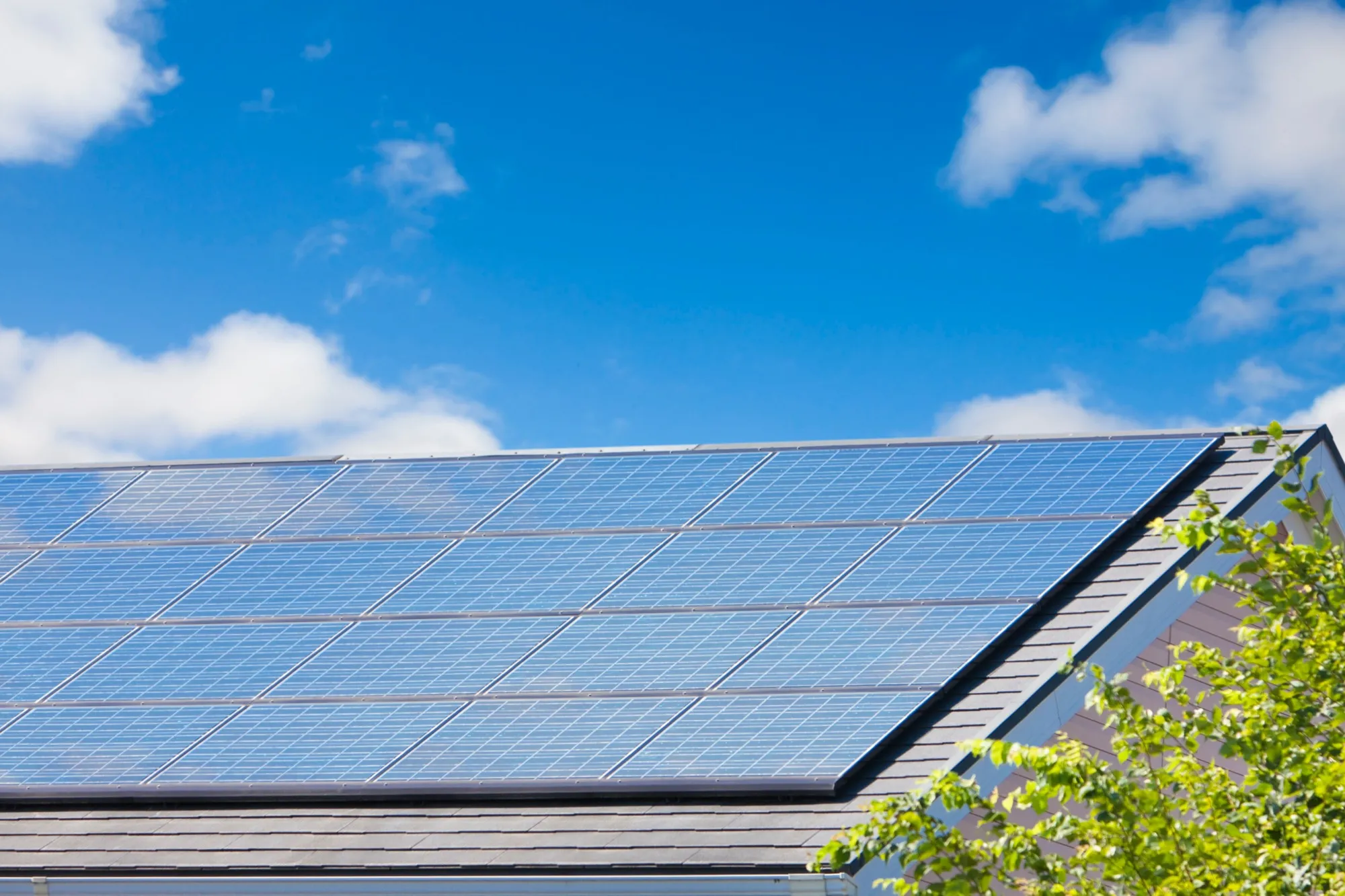 節約も万が一の備えにも！「太陽光発電＋蓄電池」の設置リフォーム
