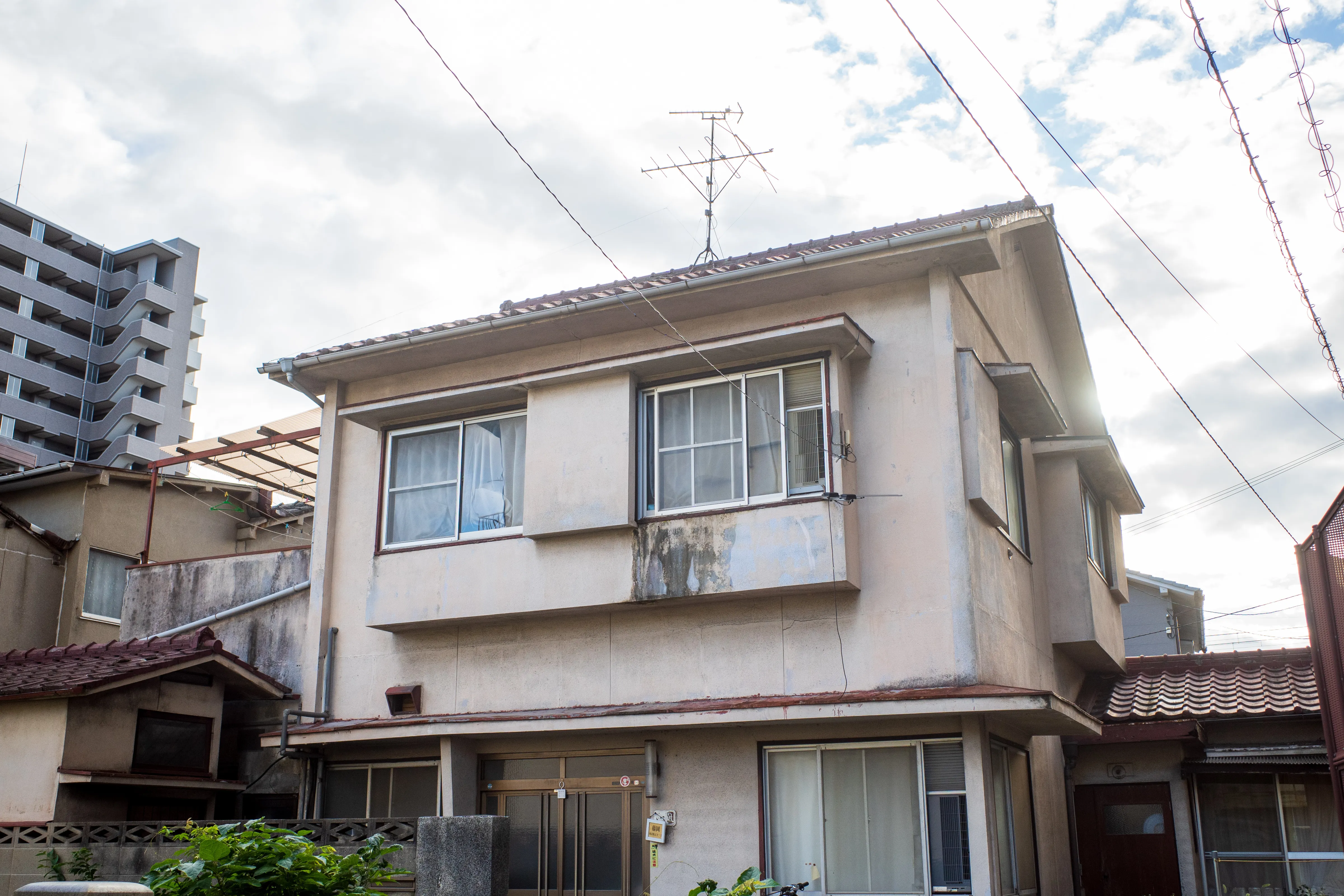 劣化が進んだ2階建ての住宅