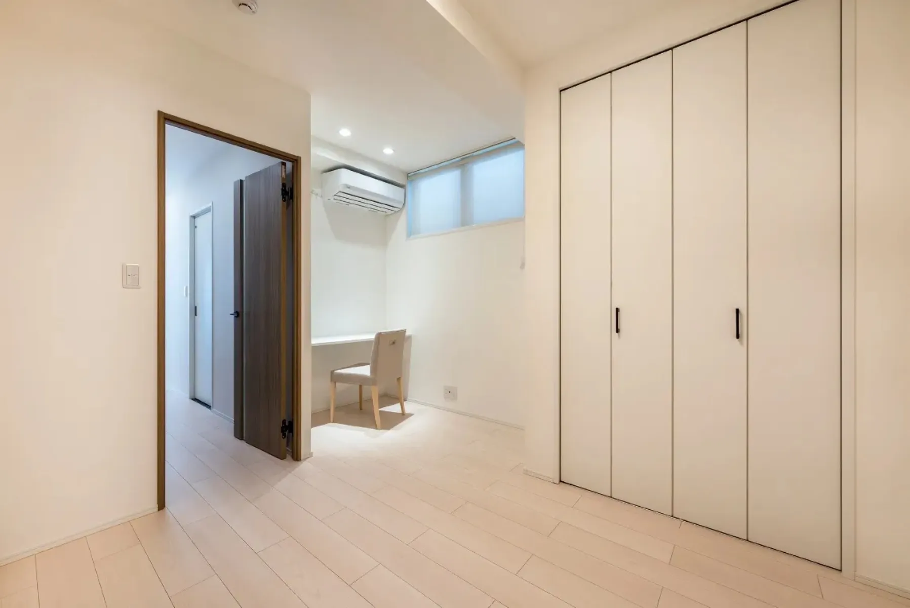 収納やワークカウンターを設けた居室