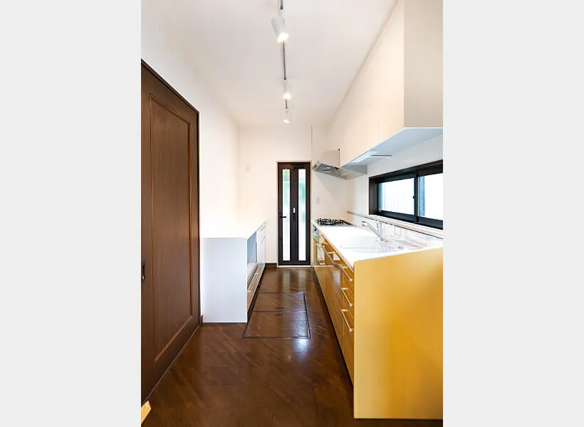 イエローとホワイトのツートンカラーがおしゃれなキッチン