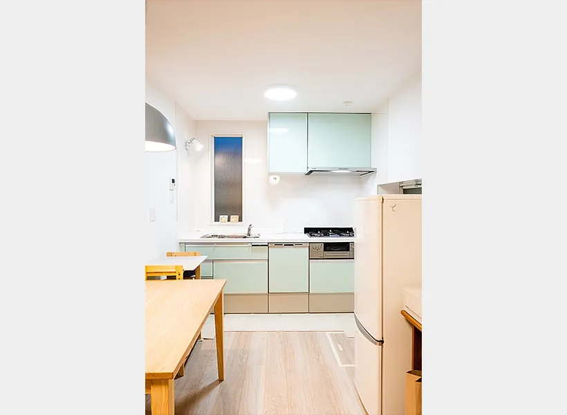 ペパーミントグリーンの扉がポップで清潔感のある新しいキッチン