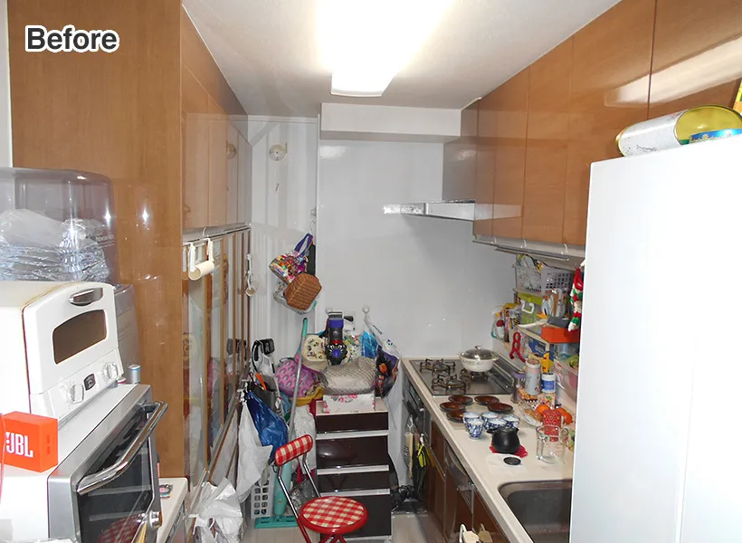 食材や日用品があふれかえった生活感のある古いキッチン