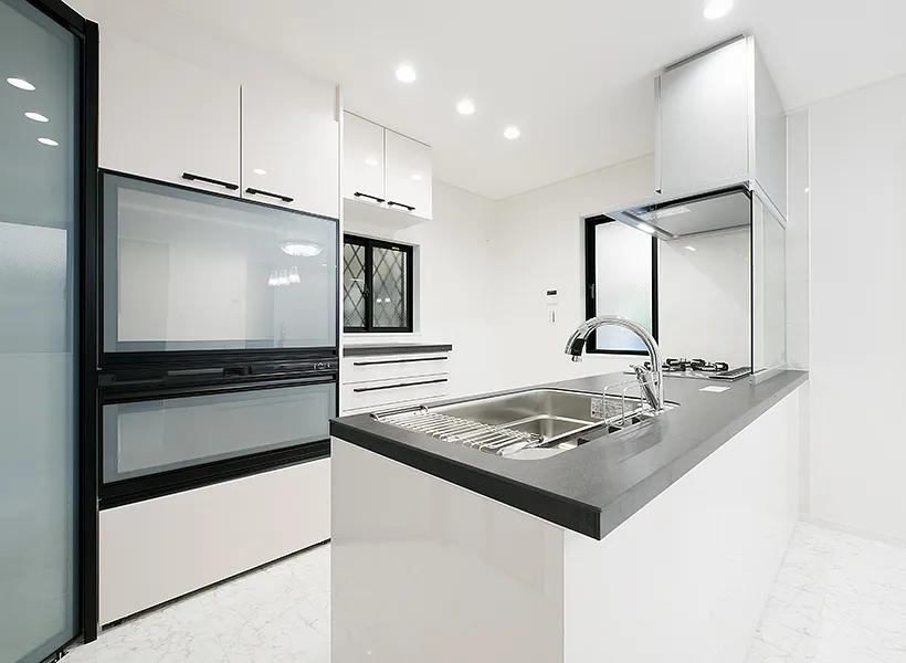 白と黒のモノトーンがスタイリッシュで清潔感のある新しいキッチン