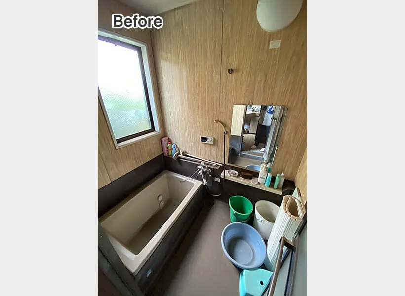 木目と黒の組み合わせが印象的な古い浴室