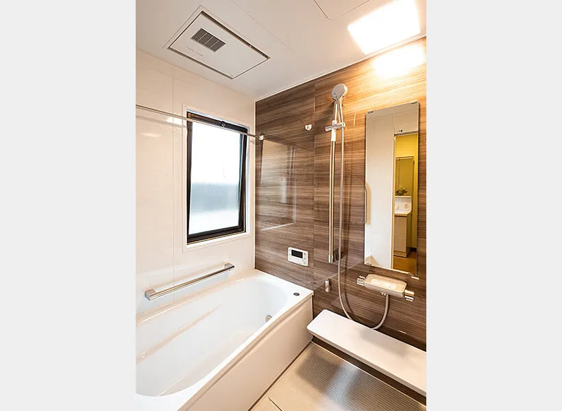 木目を基調とした清潔感のある新しい浴室