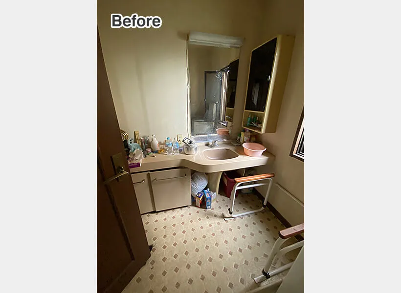 内装に時代を感じる古い洗面所