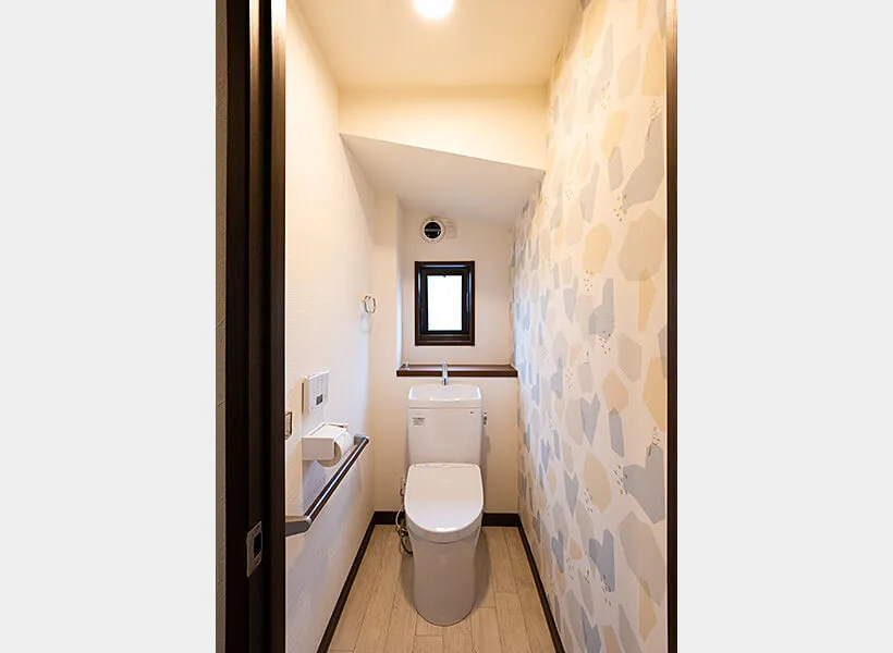 ムーミンのポップなアクセントクロスが印象的な新しいトイレ