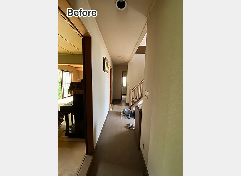 クロスの汚れが目立つ古い1階廊下