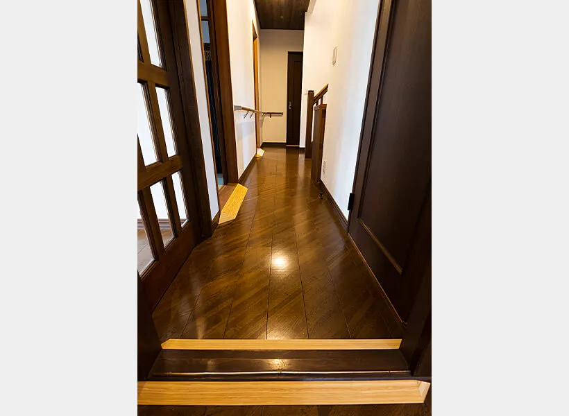 バリアフリー対策が施された新しい1階廊下