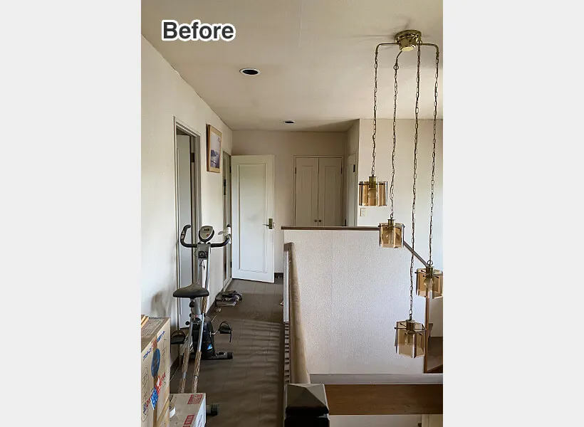 天井の汚れが目立つ古い2階の吹き抜け廊下