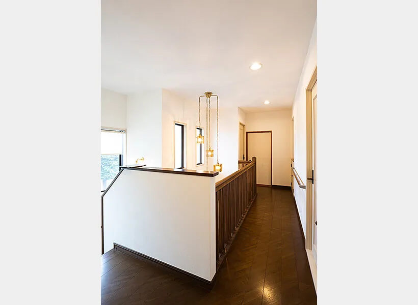 クロス貼り替えと清掃で雰囲気を一新した2階廊下