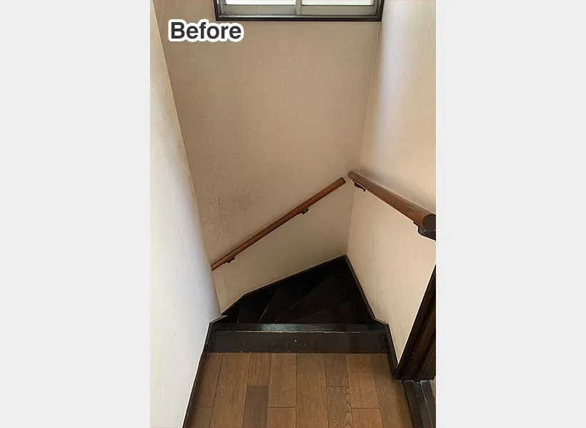 足元が暗い印象の古い階段