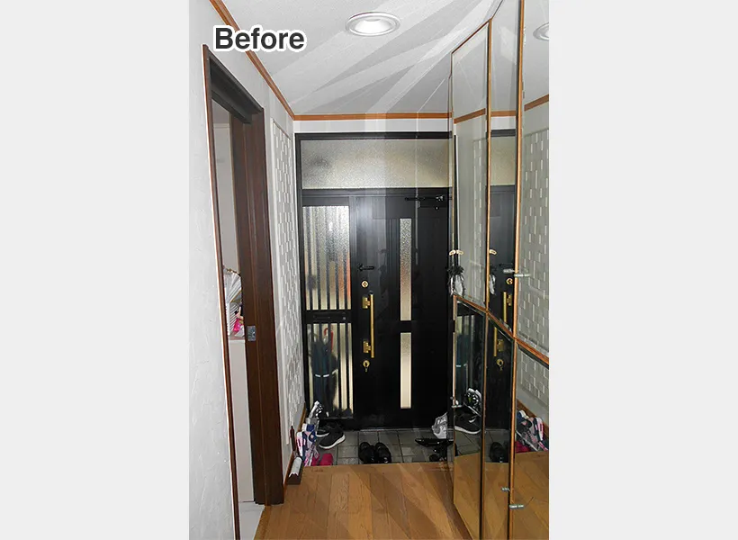 少し窮屈な印象のある古い玄関