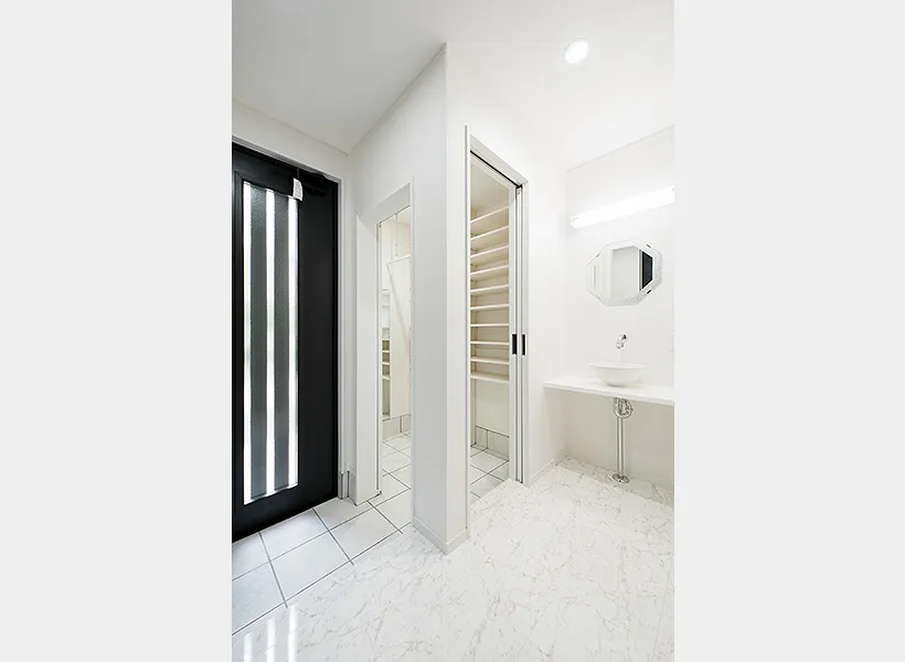 シューズインクロークと手洗いのある新しい玄関