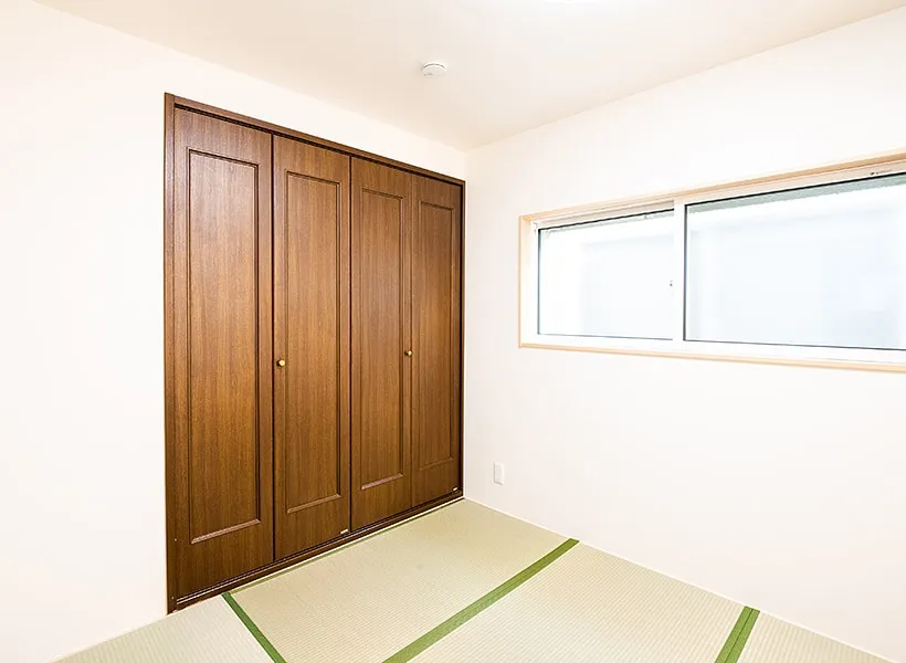 畳と木目の扉が調和するモダンな和室