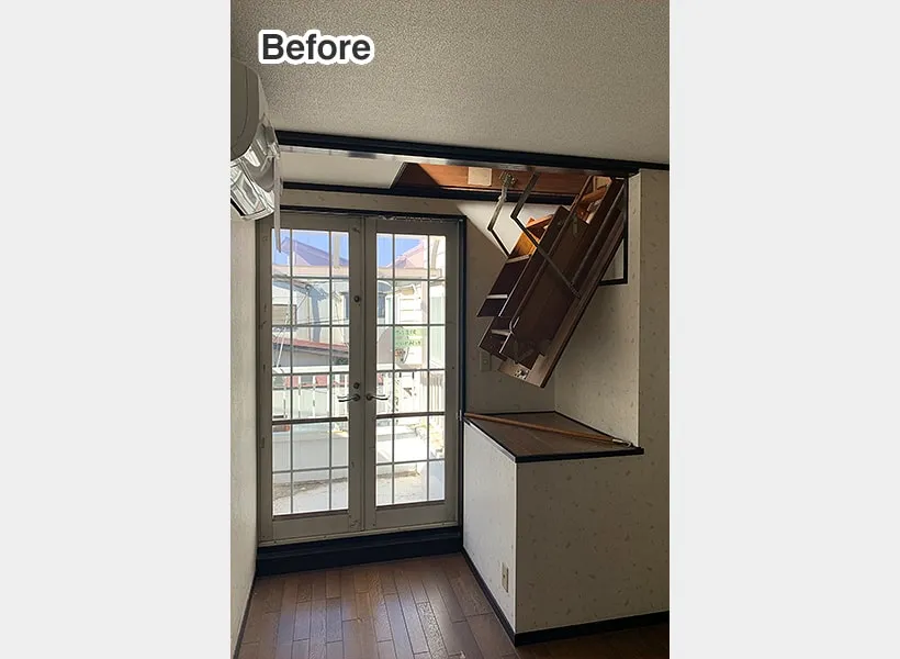 バルコニーとグルニエにつながる階段のある洋室