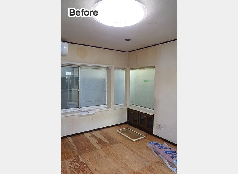 壁紙の汚れが目立ち、暗い印象のリビング