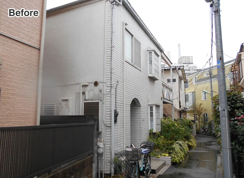 経年の汚れが目立つ2階建ての外観