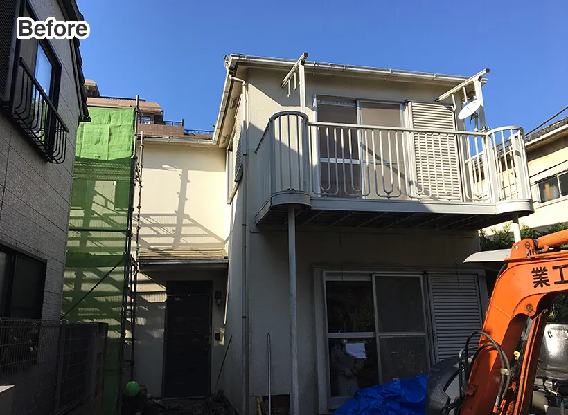 足場が組まれたリノベーション工事中の住宅外観