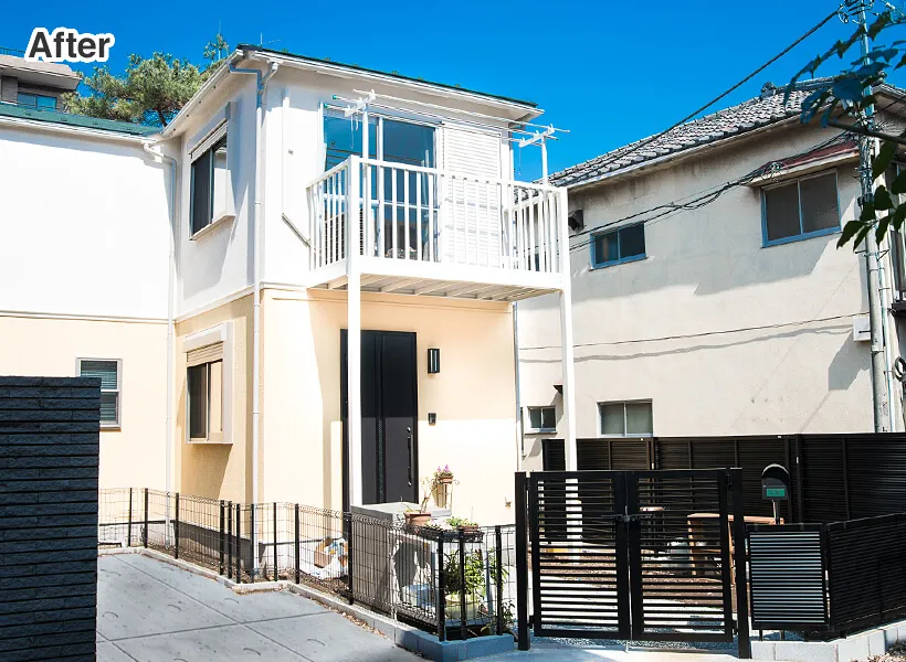 白とクリーム色のツートン外壁が印象的な住宅外観