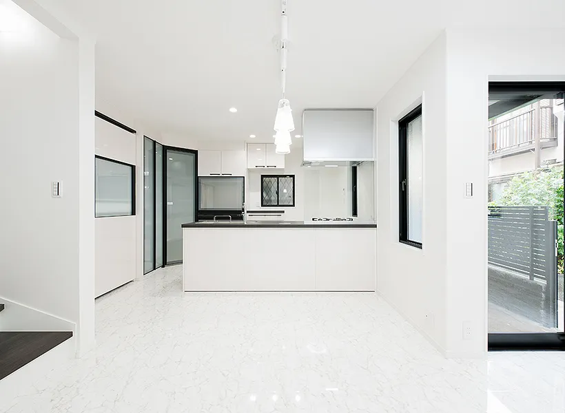 モノトーンでスタイリッシュなダイニングキッチン