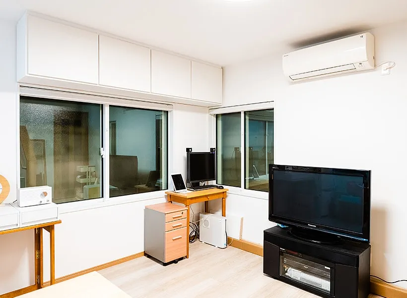 白とナチュラルな木目が明るいリノベーション後のリビング