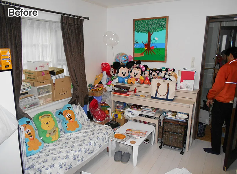 家具やキャラクターグッズで雑多としたリビング