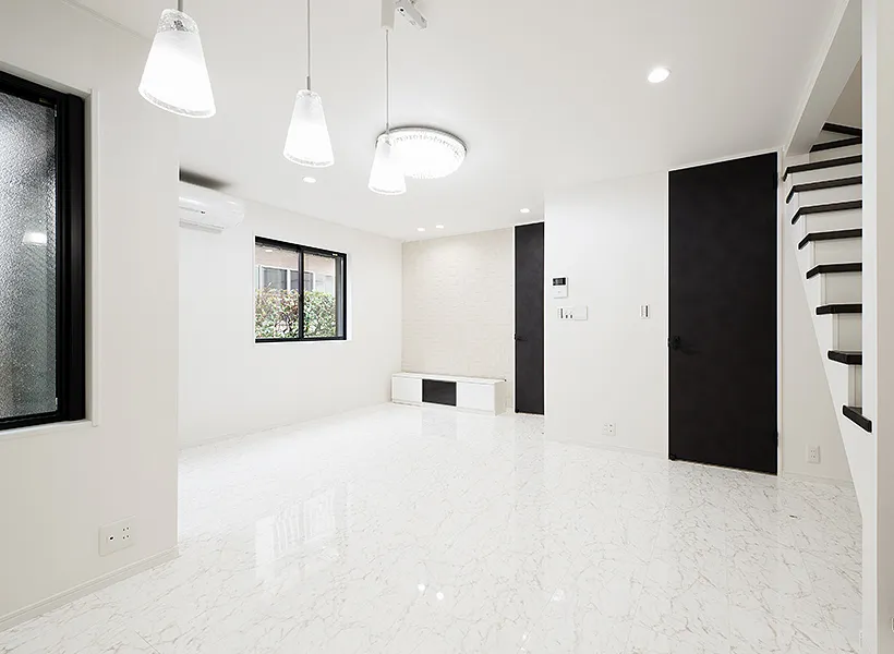 白と黒のモノトーンで統一されたシンプルで明るいリビング