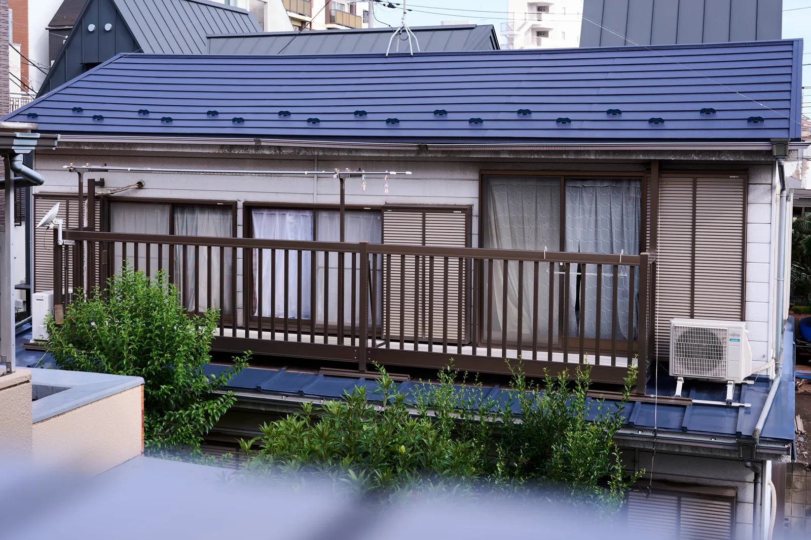 新しい屋根の素材は軽くて丈夫。一家の安全が最優先