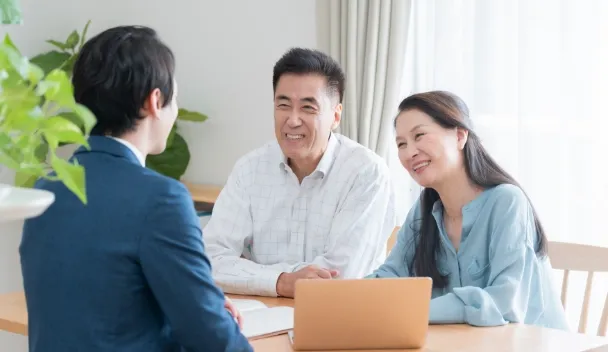 不動産相談をするご夫婦と専門家（イメージ）