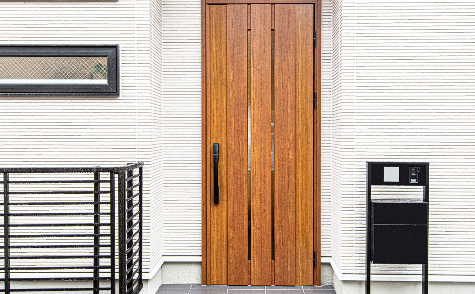リフォーム後の玄関ドアの写真