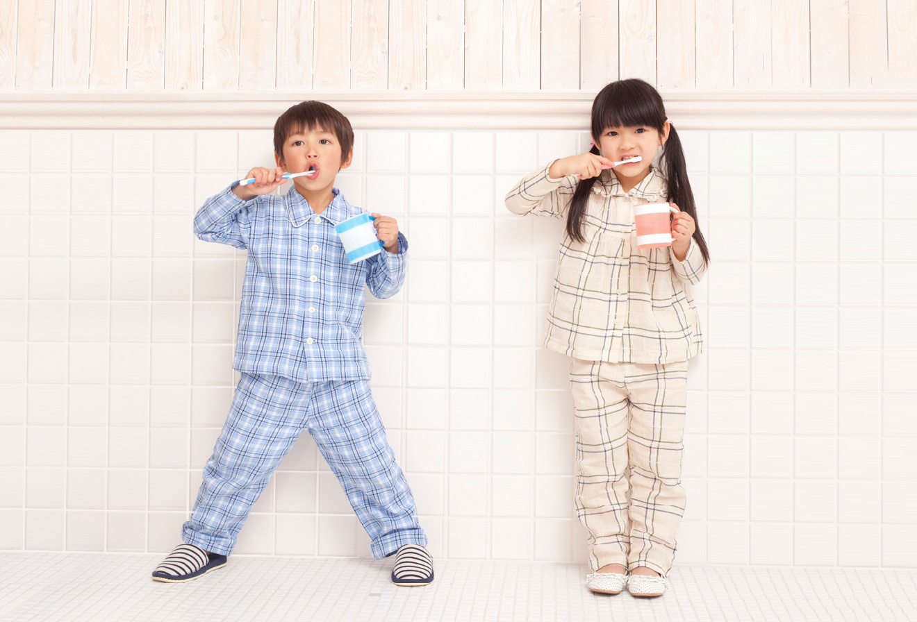 パジャマを着て歯磨きをする子供（イメージ）