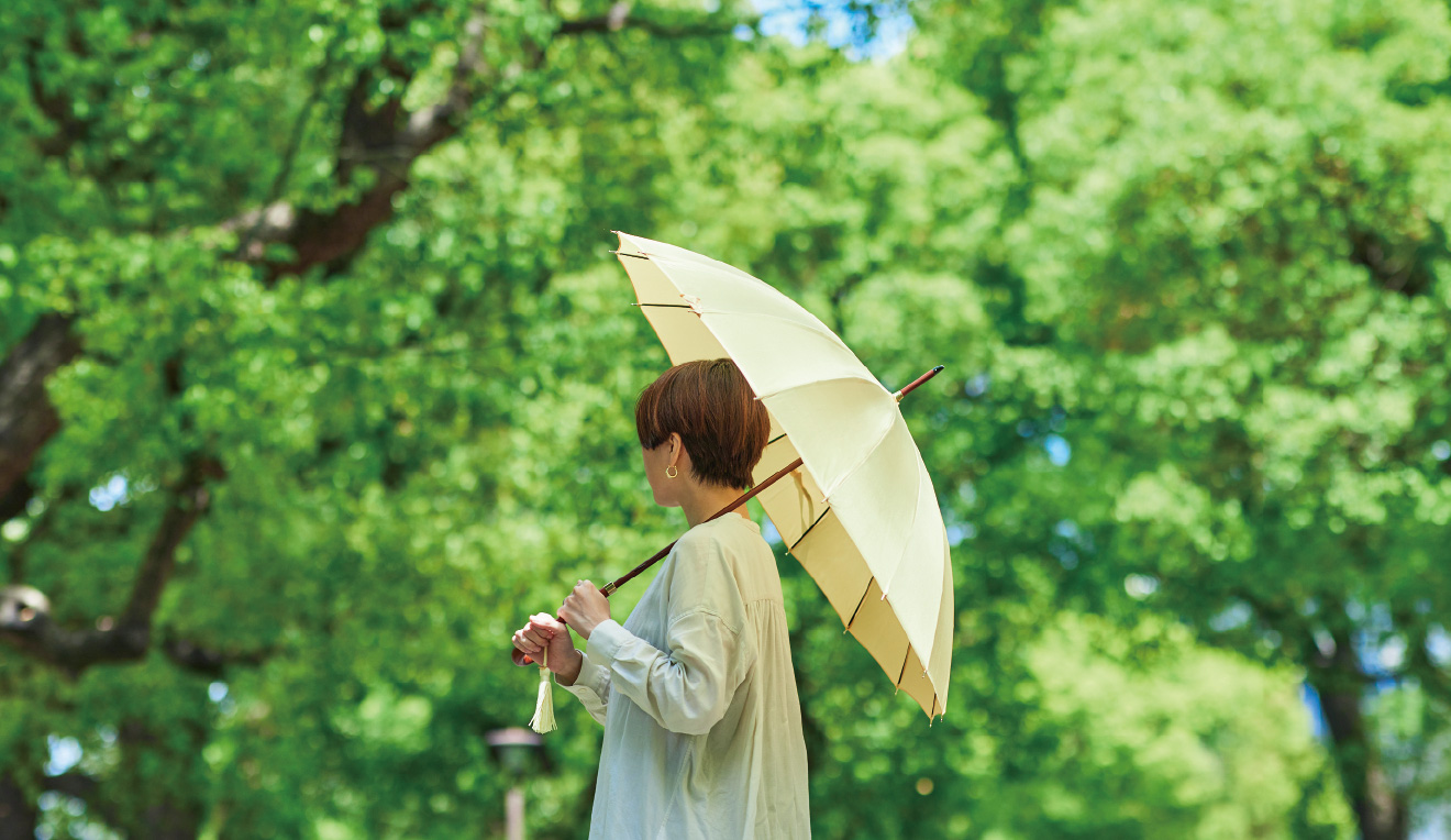 前原光榮商店の日傘をさしている人