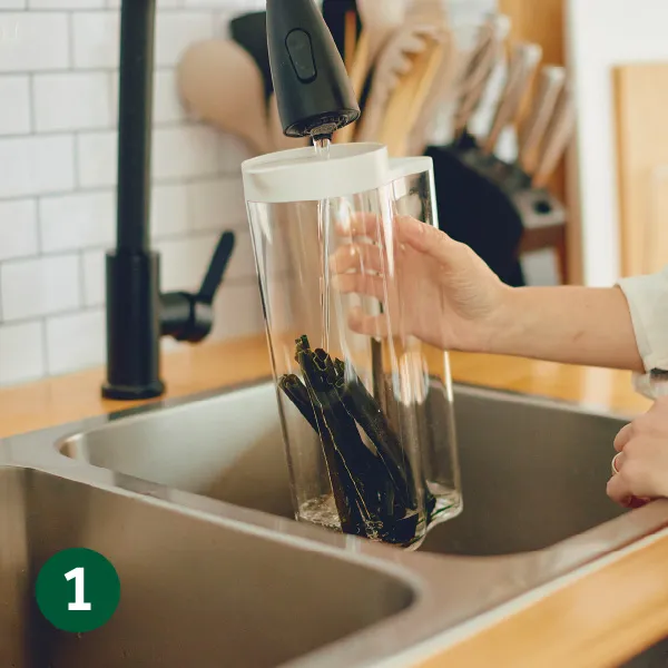 1.「冷水ポットに昆布と水を入れる。」冷水ポットでつくる昆布だし