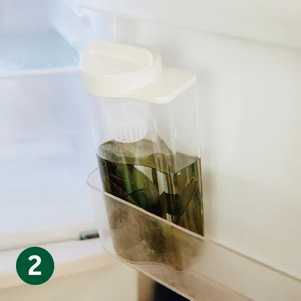 2.「冷蔵庫で一晩置く。」冷水ポットでつくる昆布だし