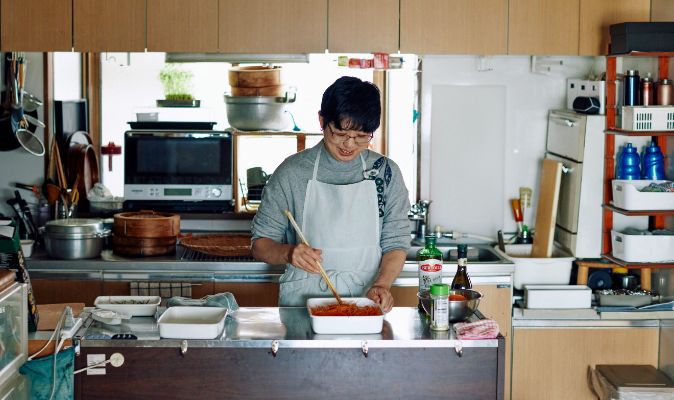 調理をする「やり過ごしごはん研究家」やまもと しまさん