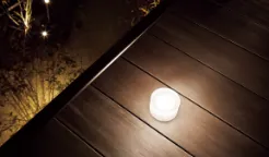 夜間にライトアップしたウッドデッキ