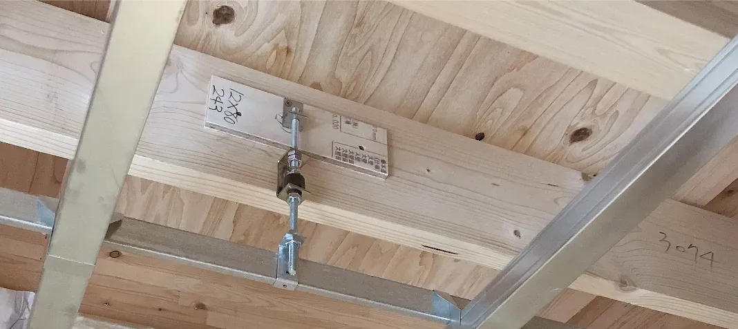 防振吊り金物の施工