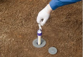 餌が入った容器を埋め込む防蟻剤