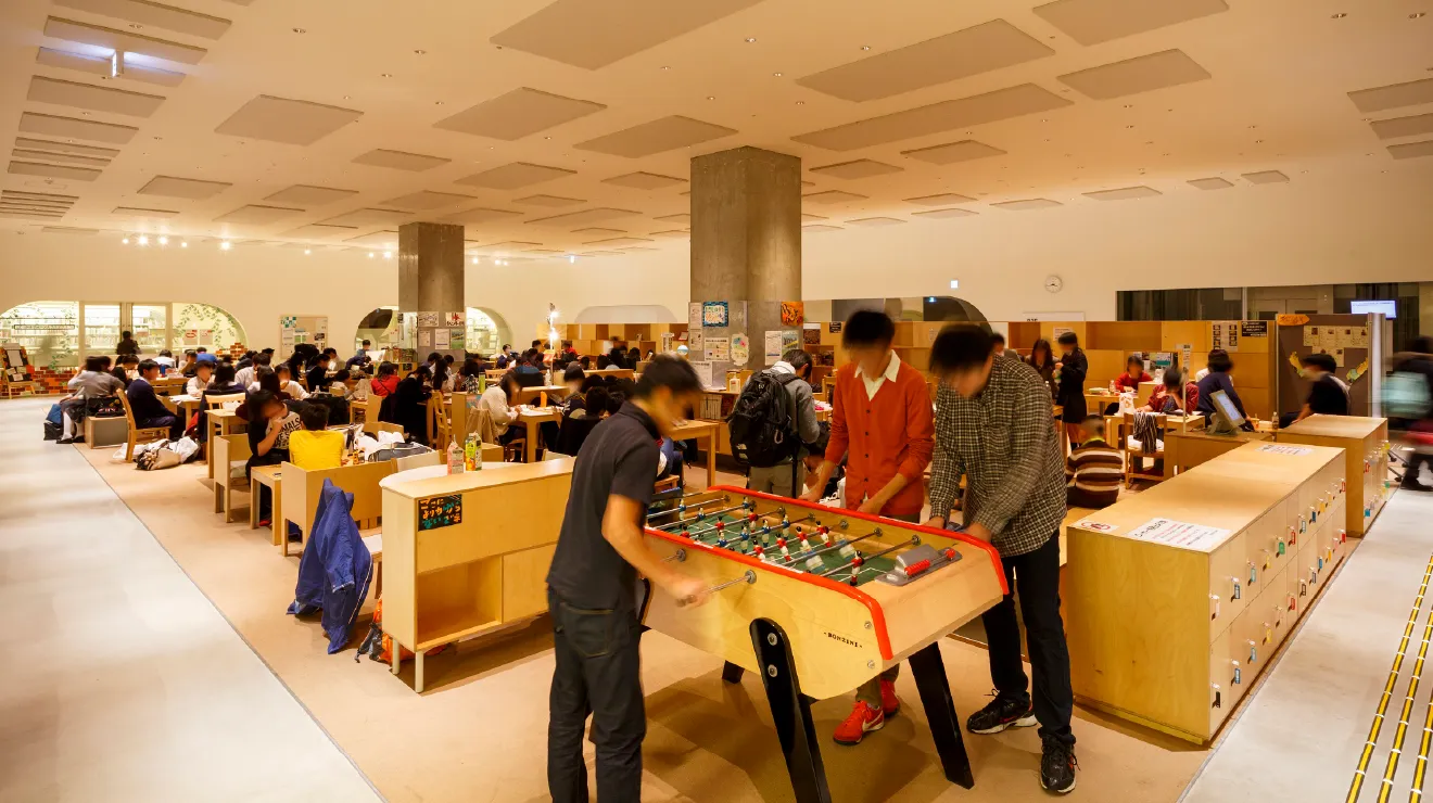 ひと・まち・情報 創造館 武蔵野プレイスで開催されたイベントに集う人々の様子。講演やワークショップが行われている雰囲気