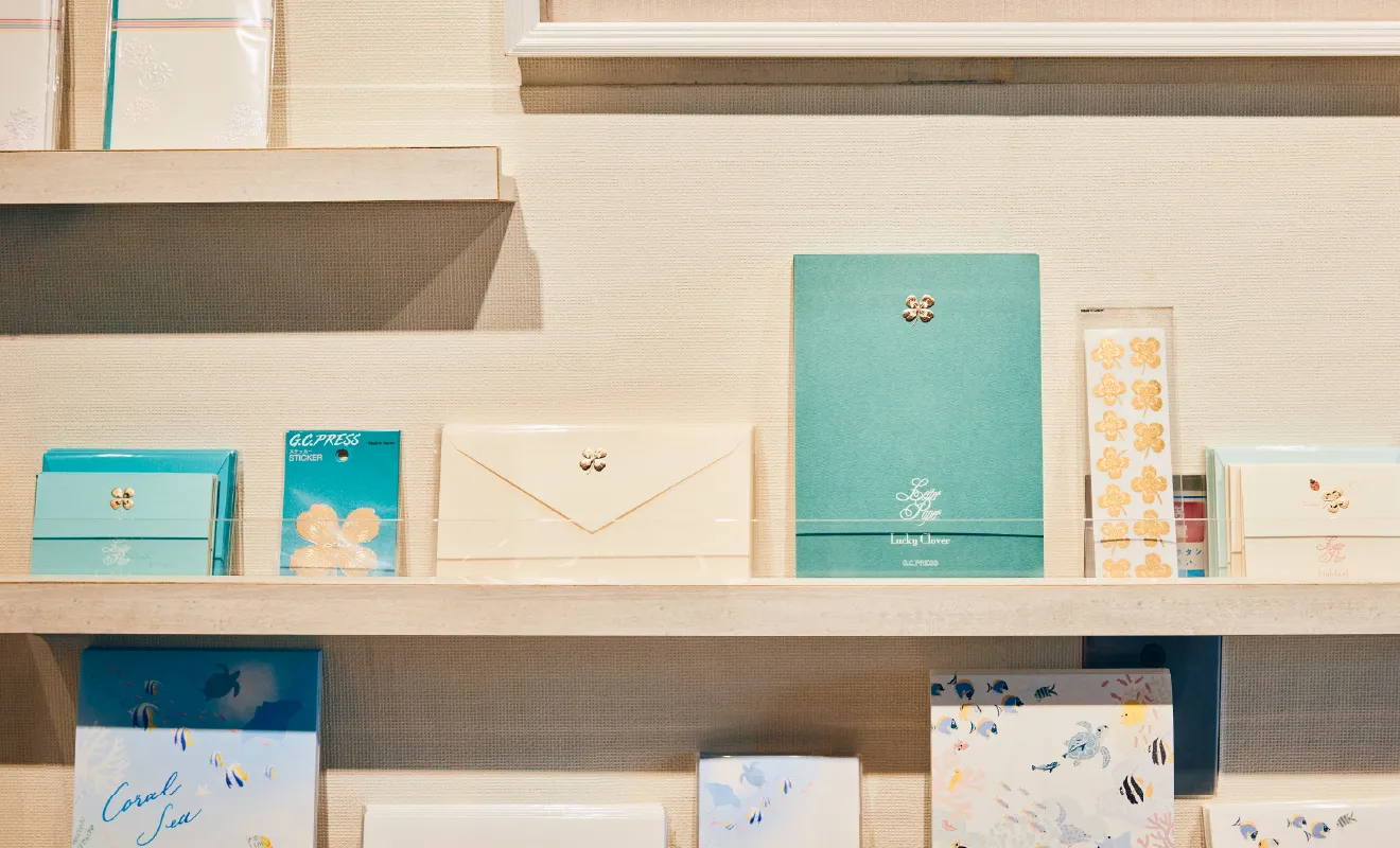 G.C. PRESS 銀座直営店 棚に並べられたレターアイテム