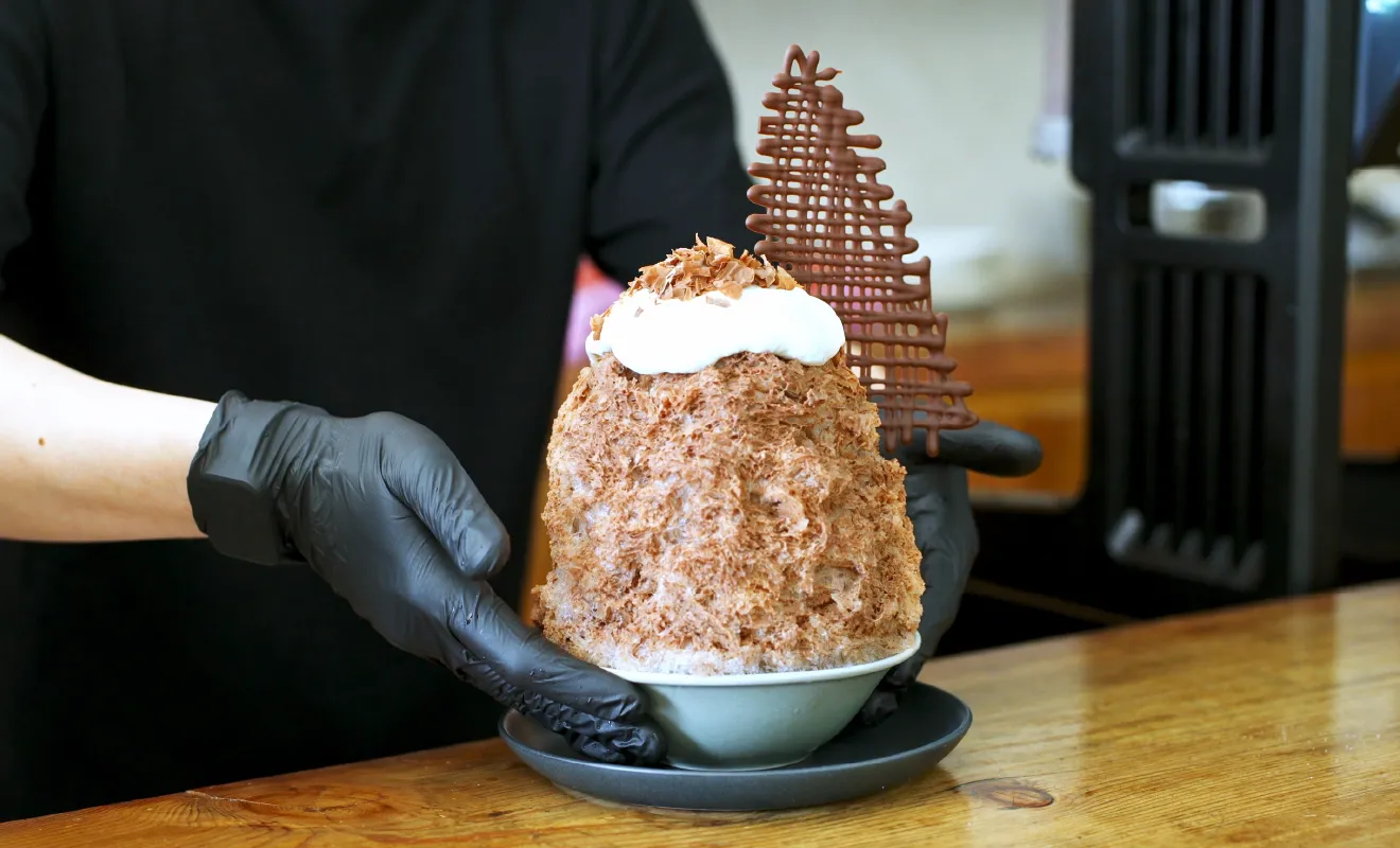 ふわりと溶ける氷の冷たい軽やかさに、チョコレートの芳醇な香り、そしてフルーティーなクリームが絶妙に重なり合うかき氷