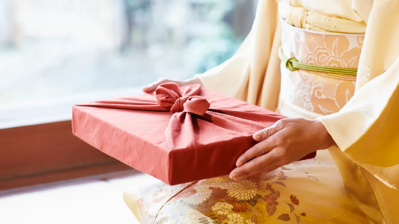 ガラスボウルの中に苔や石が入り、小さな鹿のフィギュアが佇むテラリウム